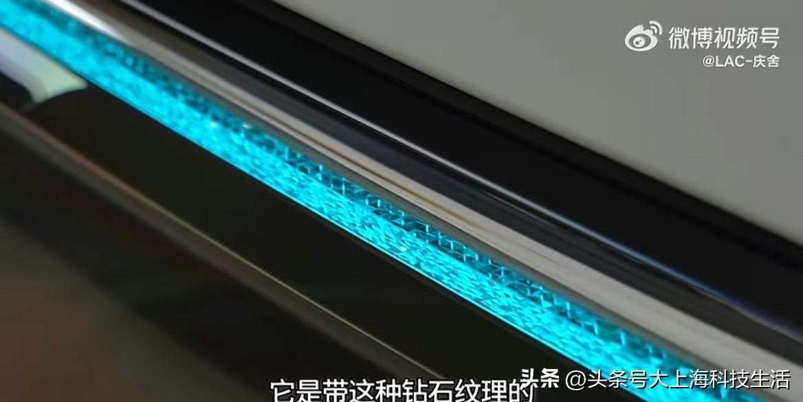 极氪8X车长5.1米，轴距3069mm，定位中大型SUV。
设计大部分延续家族风