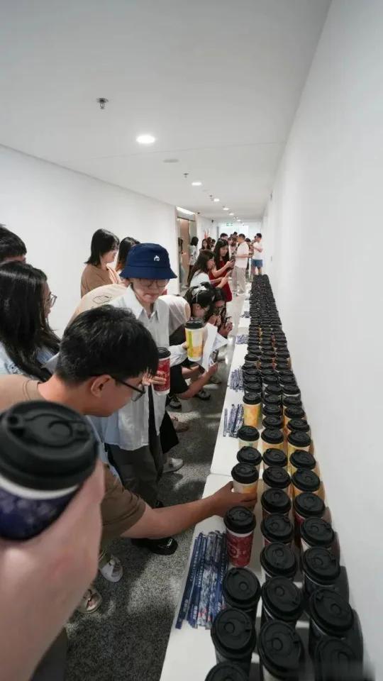 张雪峰女儿请员工立秋喝奶茶，已入股5家公司。苏州峰学未来官方发文称"以后秋天的第