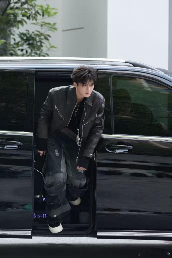 偶遇闫桉晨练果然自律的人都在早起晨练。闫桉这哥的生图一直很能打，晨光里显得整个人