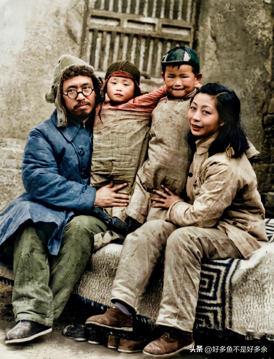 一九四二年，山东，罗荣桓元帅与夫人林月琴及两个子女的珍贵合影。真是惊艳了时光！