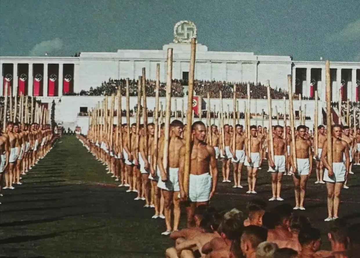 1938年9月，德国东南部的纽伦堡市，这些人向希特勒展示“力量与美”。

24年