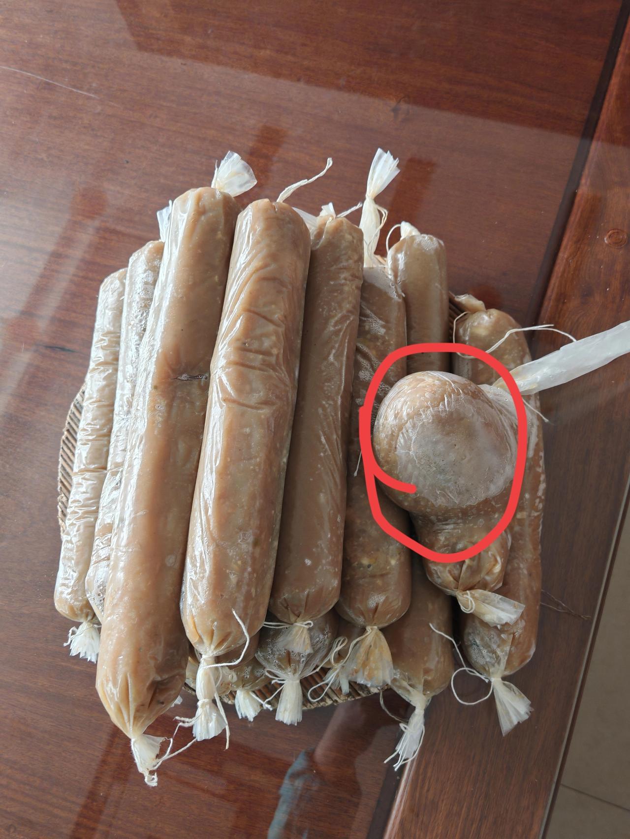 昨天灌肠成品出来了，友友们看看。本来都是一根一根的，怎么就有了一个心形的怪物呢？