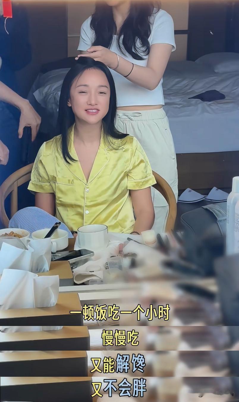 周迅说：“一顿饭吃一个小时，慢慢吃！又解馋，又不会胖。”
5月9日，周迅晒出一条