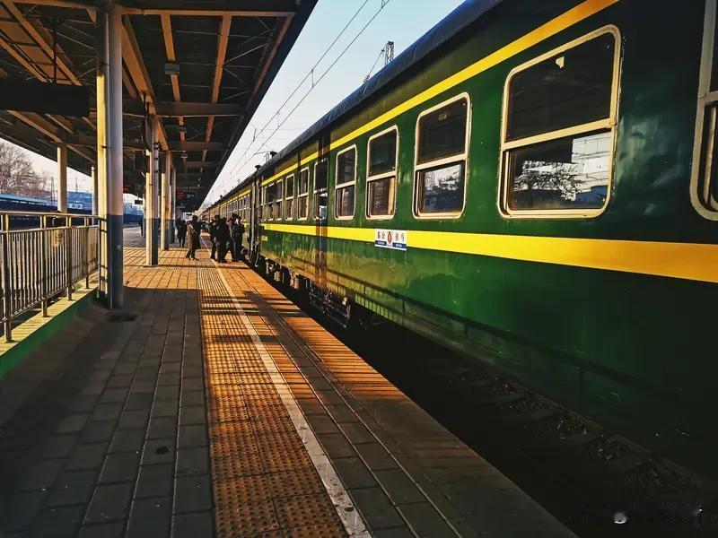 我偏爱绿皮火车，不仅因为卧铺比动车实惠，更因它能带来独特的旅行体验。没有急事时，