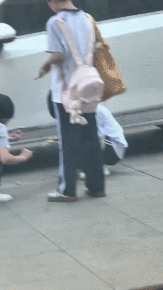 街头看到几个小孩正在偷偷抽烟？
从他们熟练的抽烟动作来看，他们已经都是“老烟民”