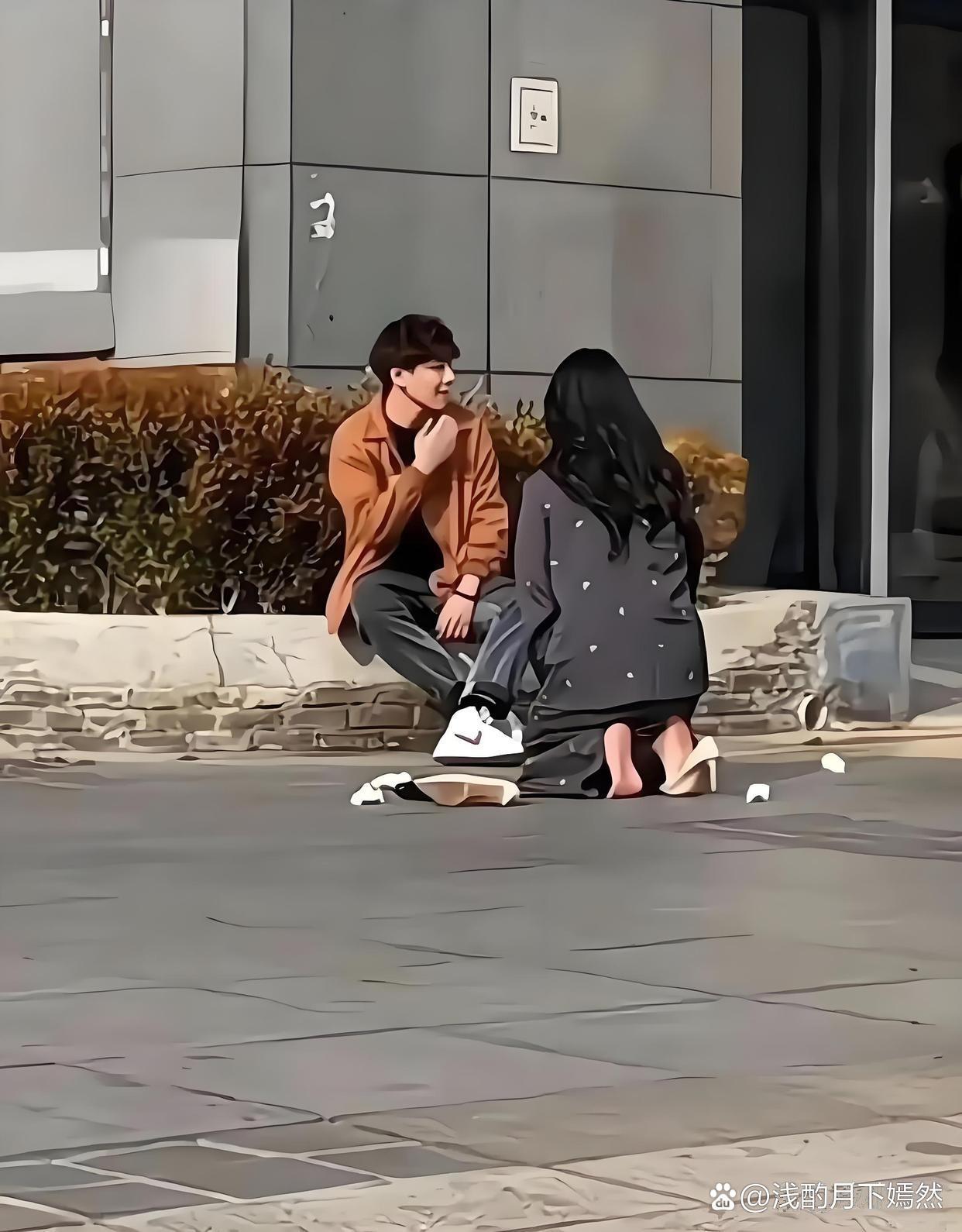 这样很心疼这位女生啊，男生怎么可以让女生跪下来 ​​​