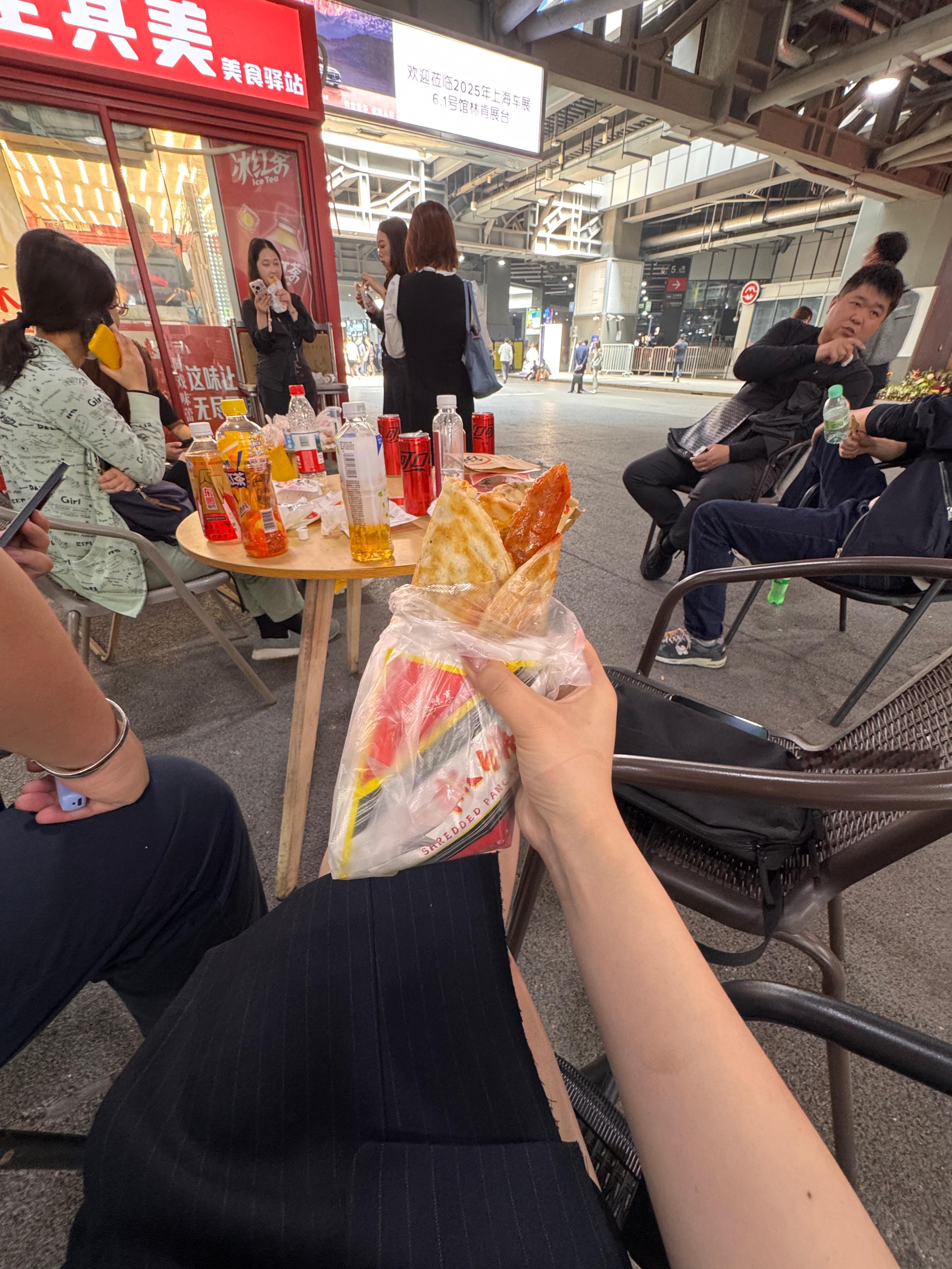 今日午饭。车展的鸡蛋灌饼……我是kuku吃啊！！！你的午餐肯定比我好吧？  ​​
