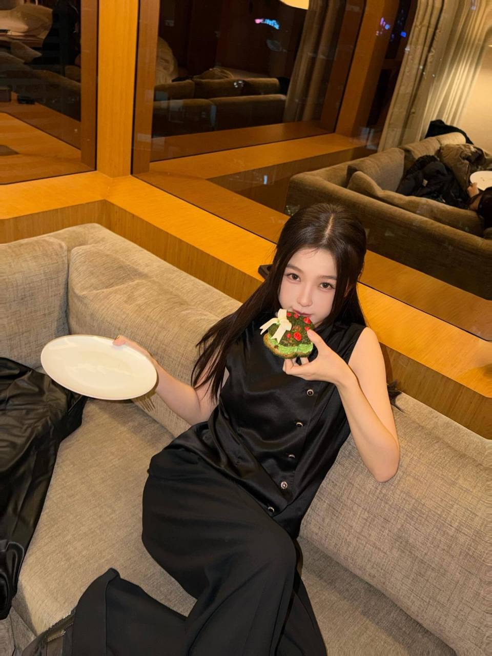 虞书欣ins又又又更新了 好幸福🥰 