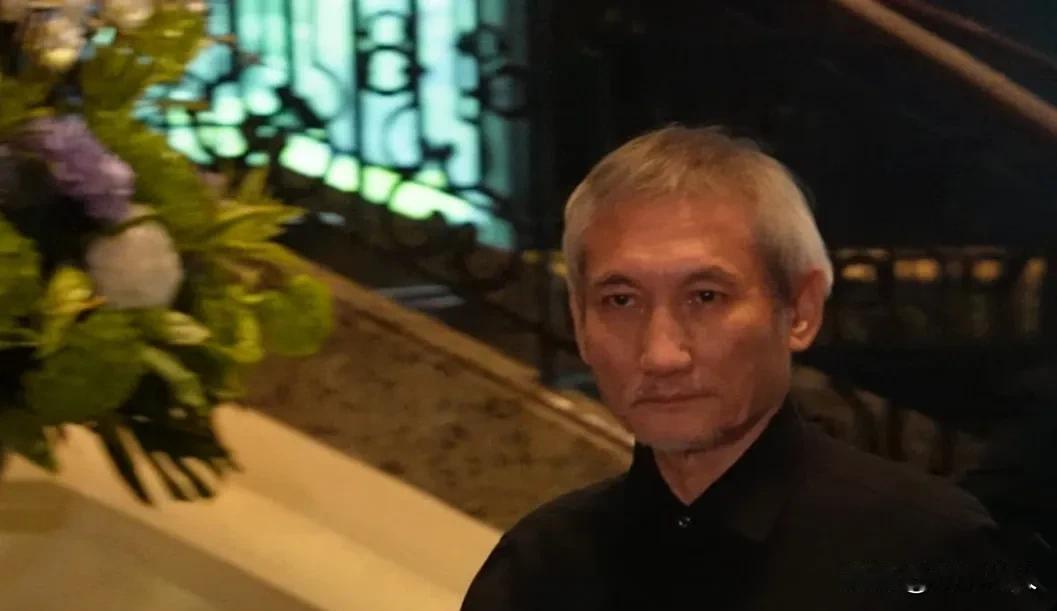 施南生追思会香港隆重举行，徐克一早到场含泪打点，半个港圈名人送别。

 
8月2