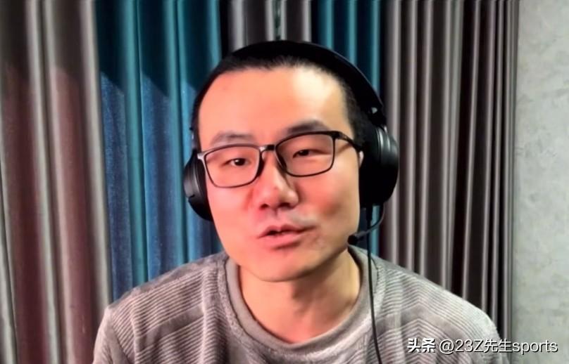 徐静雨人才，一会说詹姆斯打替补，一会说科比也干了。你拿他没办法，平台还愿意请：