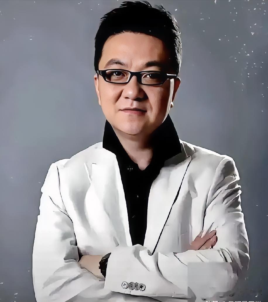 董路在直播间里哽咽了，
因为有一笔5万的转账到了“足球小将”。打钱人不是别人，
