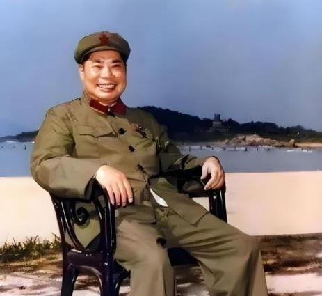 1990年，79岁的杨得志迎娶了55岁的石莉，结婚当晚，杨老将军握着石莉的手，动