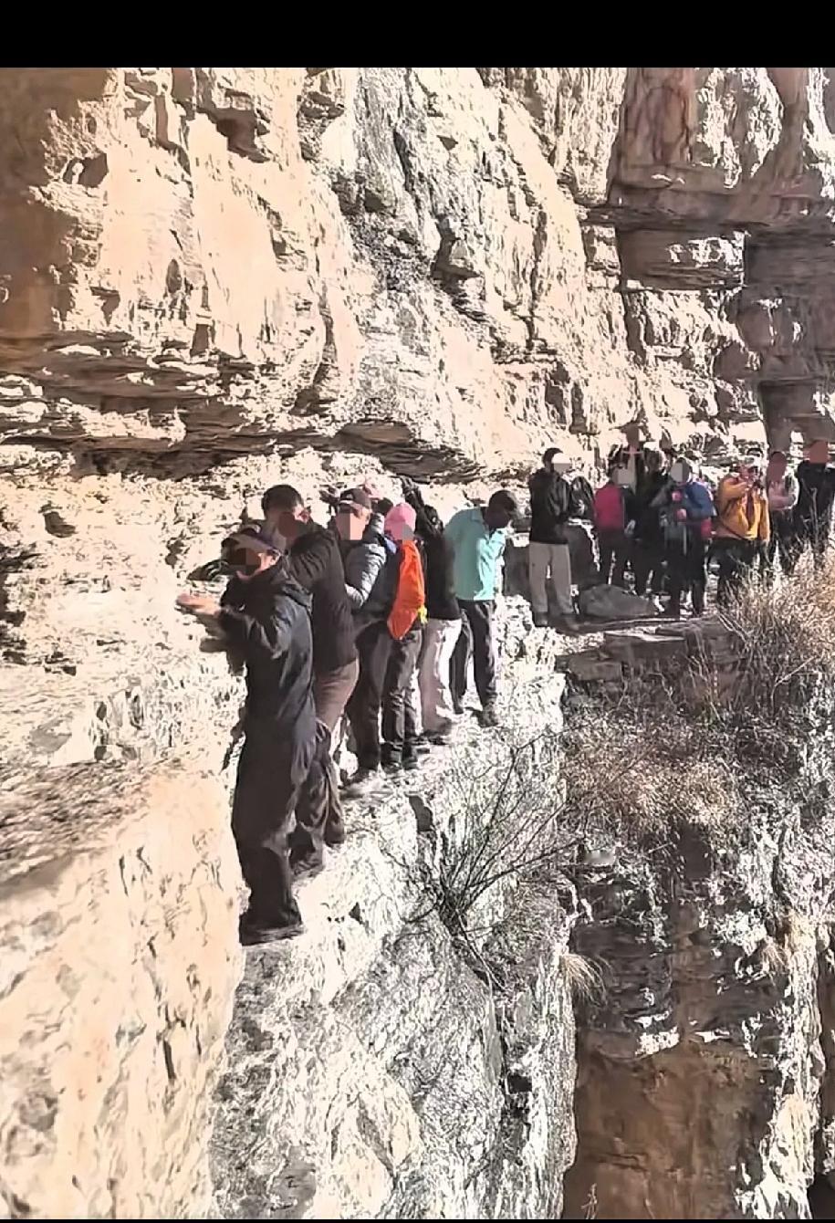 胆子也太大了吧！
真的是拿自己的生命开玩笑！
近日，网上的一段视频引发关注。视频