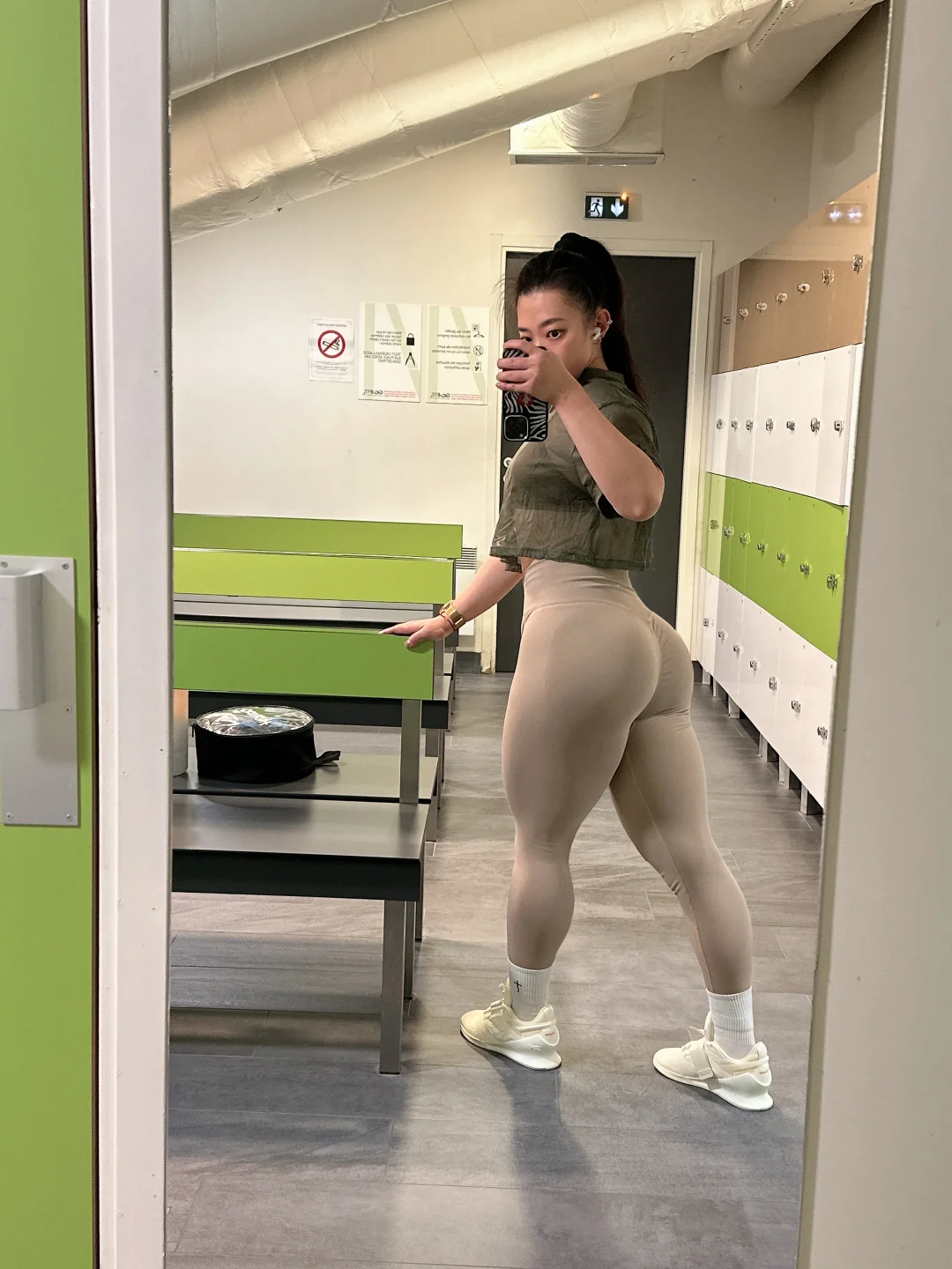 学乖了，今天穿衣服训练