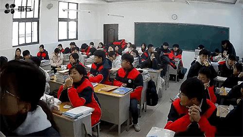 手拿板凳的孩子戾气太重！他直接从后排座位跑到前面袭击同学的。虽然没有造成可怕的后