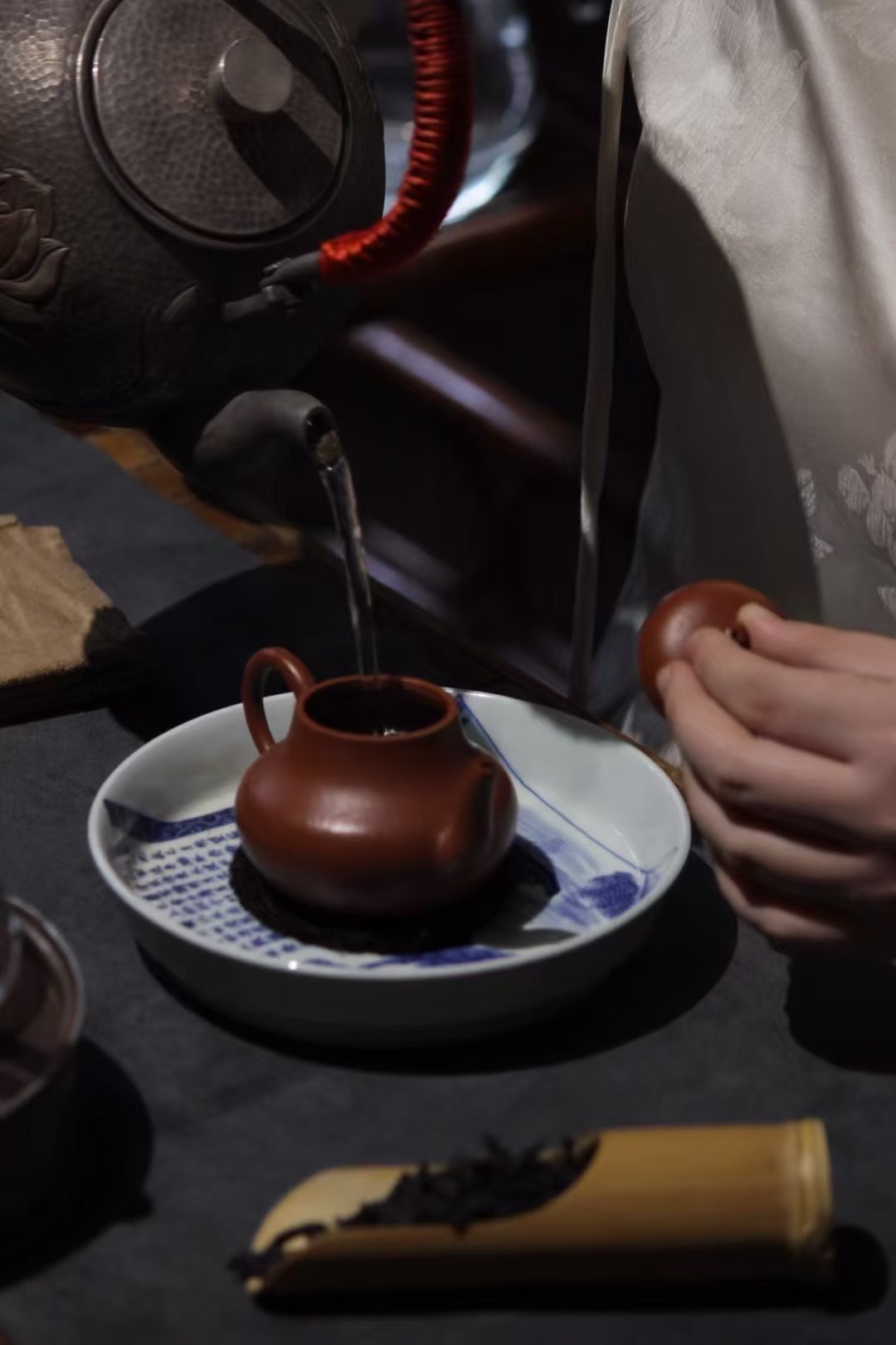 品茶赏器交友  懂茶的人，都懂一个道理：好茶，先苦后甘。 