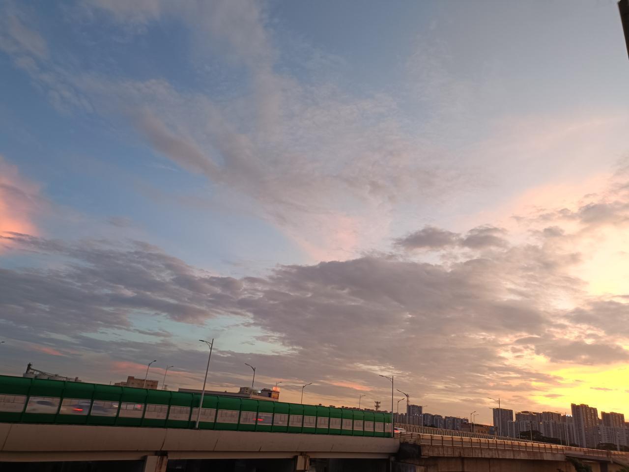 夕阳无限好，只是要回家。
留得一美照，带走一片红。