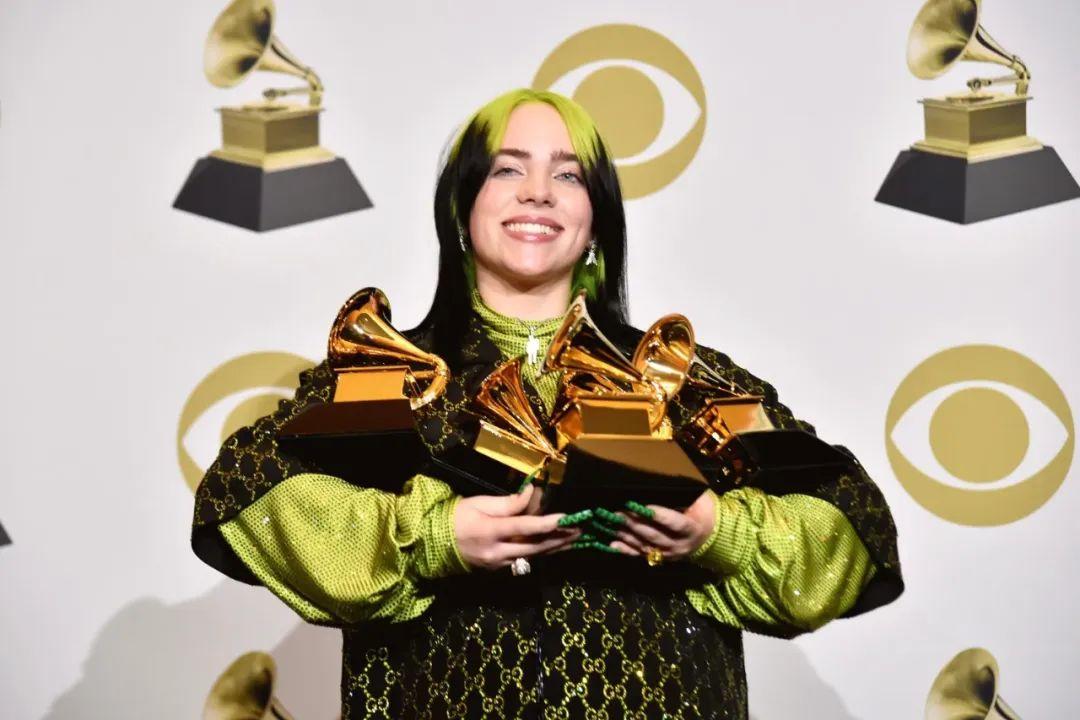 碧梨 Billie Eilish 也是 2020 年格莱美奖的最大赢家，获得了包