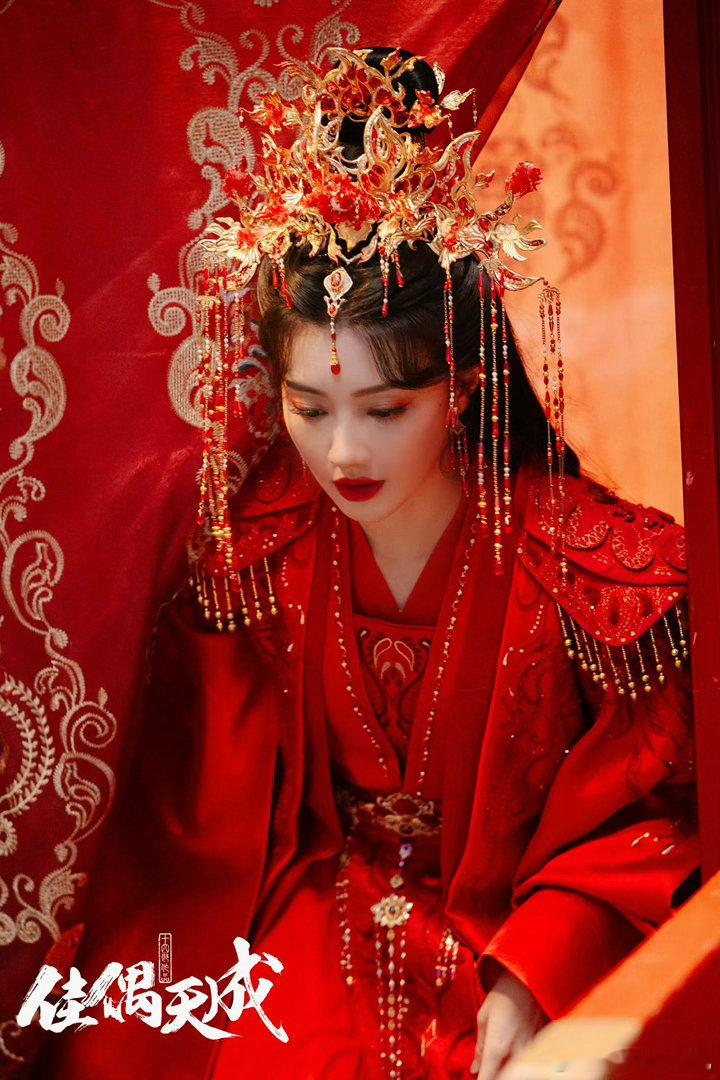 王鹤润直播下饭局沉浸式围观王鹤润互联网补课名场面，营业直播直接变成趣味互动局。不