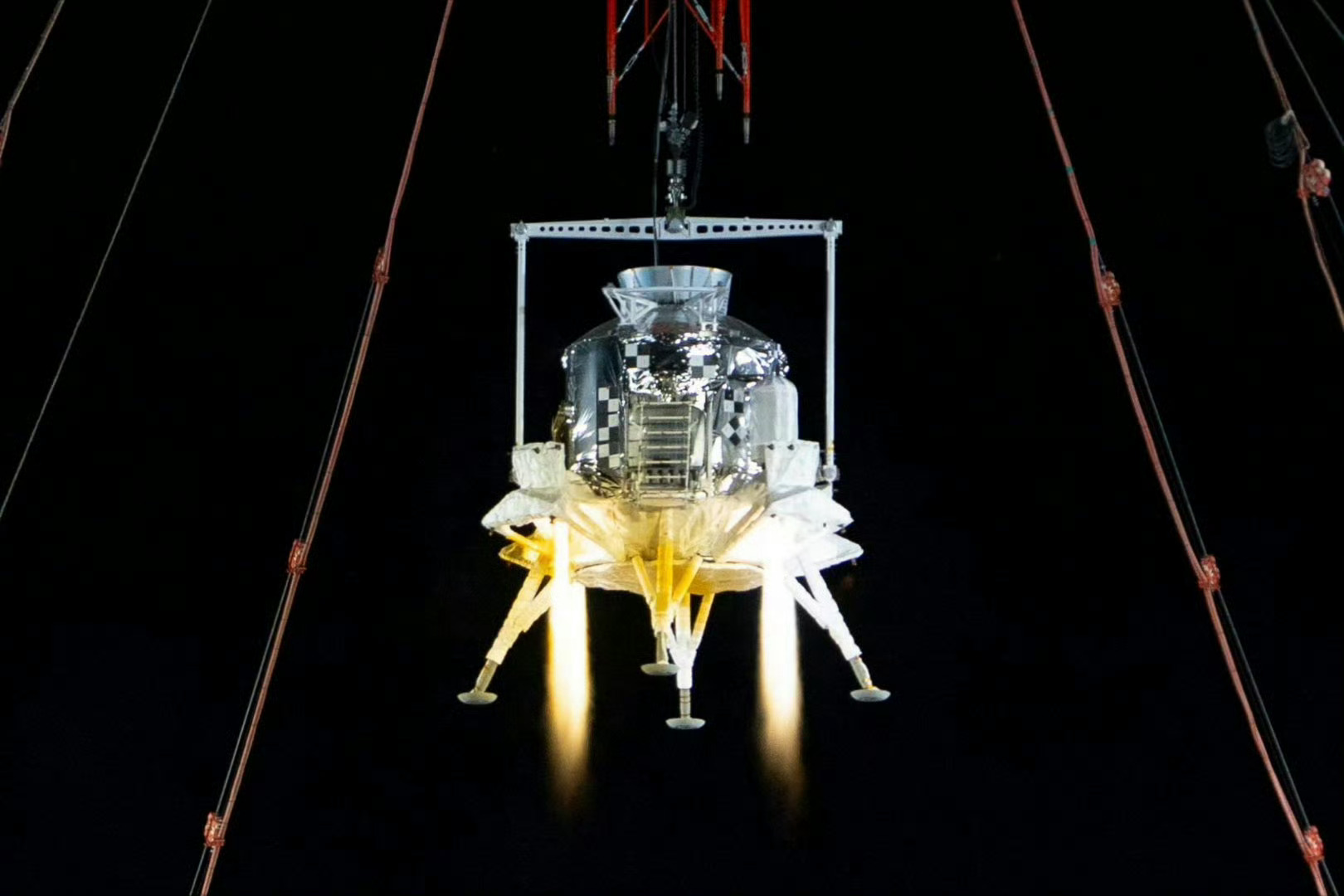 中国载人航天工程副总设计师杨利伟近日在节目中透露：“揽月”月面着陆器现在处于初样