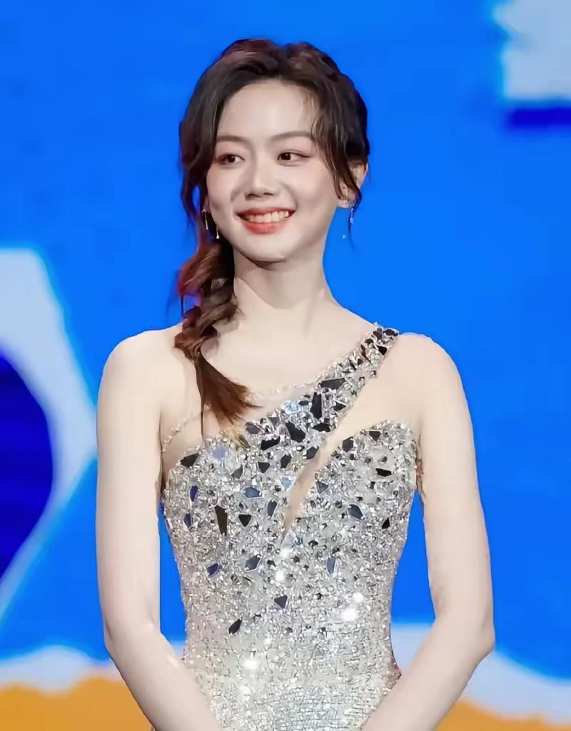 特意去查了一下许嵩女朋友冯禧，
​不查不知道，一查真的大吃一惊，
​原来冯禧才是