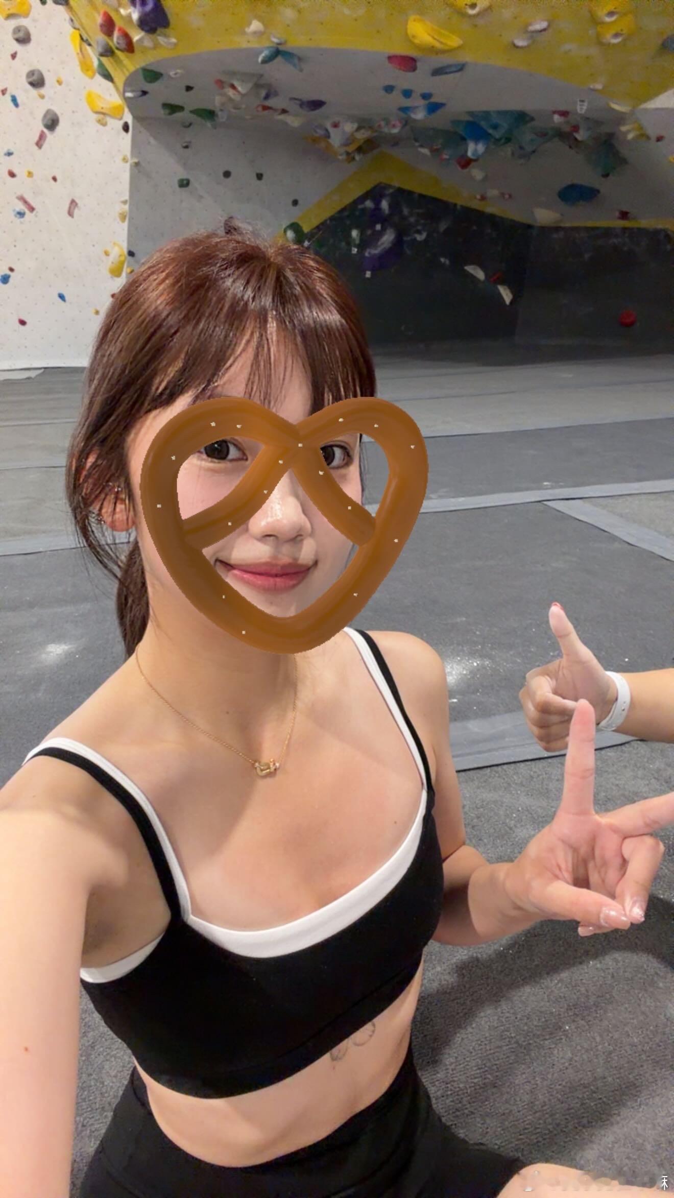 我今天去攀岩了闺蜜们 感觉自己很有这个做猴子的天赋 把岩馆里的初级线都爬了一遍 