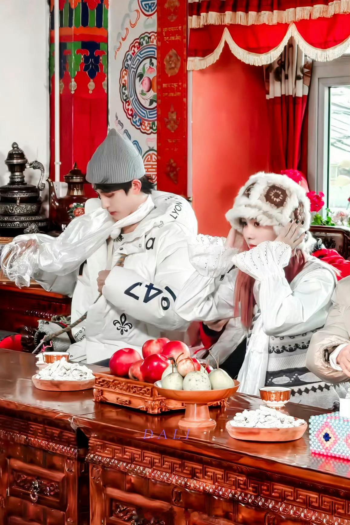 白鹿和敖瑞鹏好多捆绑热搜 不过跑男能看出 两人关系确实挺好的白鹿敖瑞鹏急缺二搭现