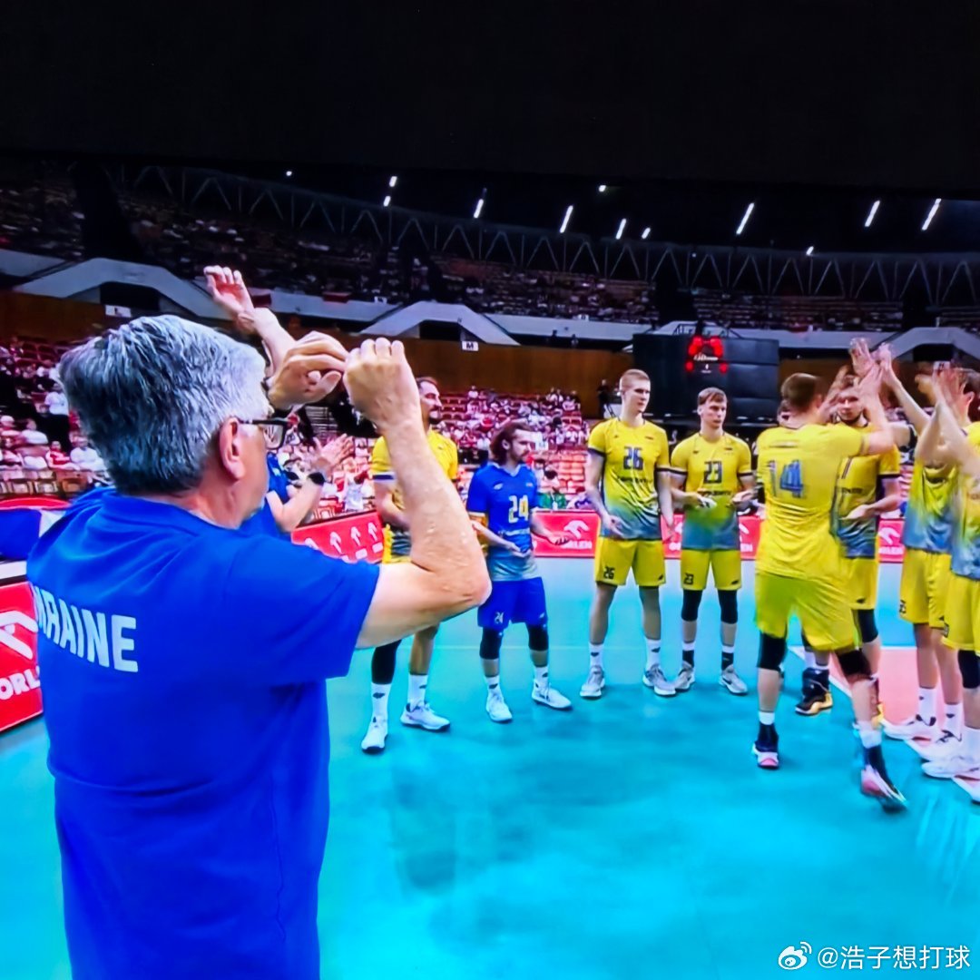 今晚热身赛还真不少，看会儿坡男打乌男再睡吧，可惜新宠茨莫卡洛进不了名单… 