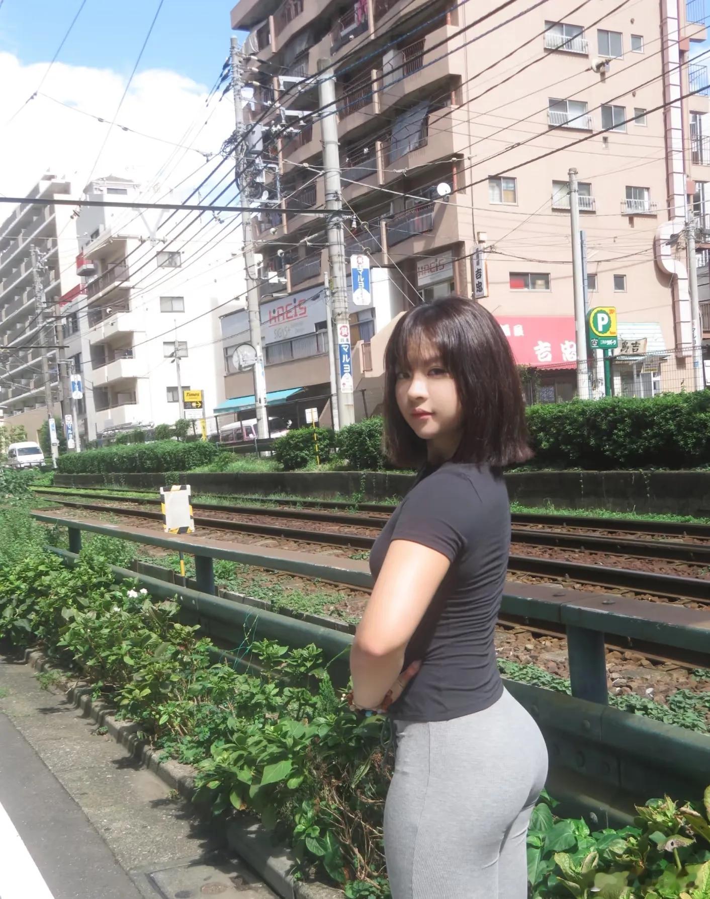 日本街头，电线纷繁复杂。[并不简单] 