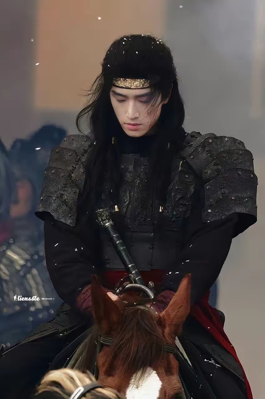 第二部的燕洵世子气场全开，眼神锐利比第一部更贴合原著。 