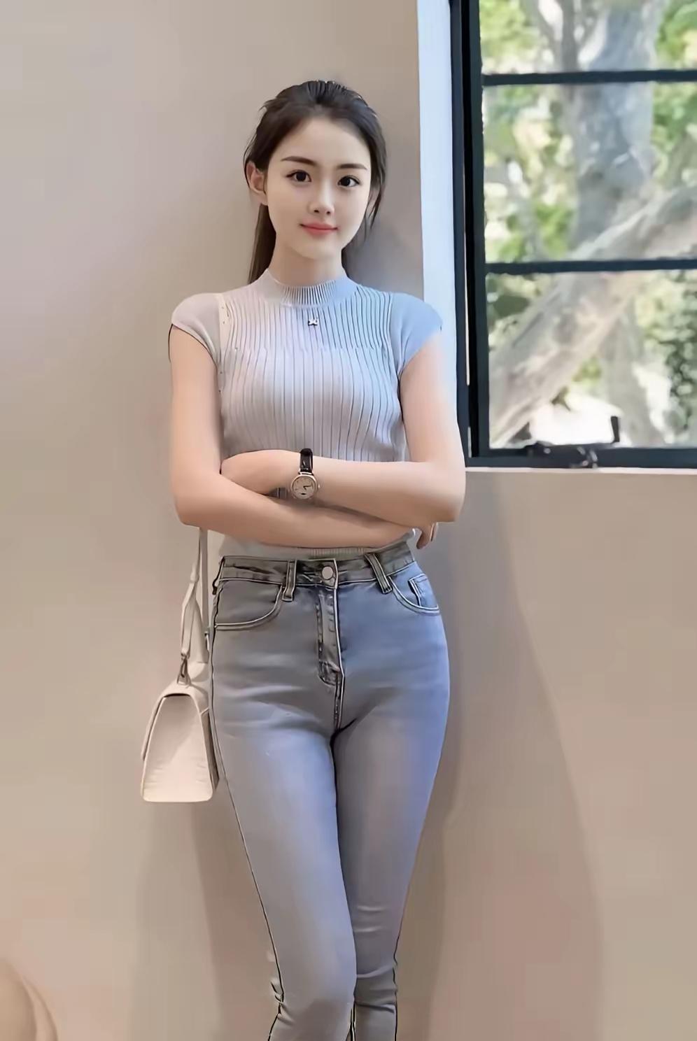 清新少女风穿搭，浅蓝色牛仔裤搭配条纹短袖，简约时尚！