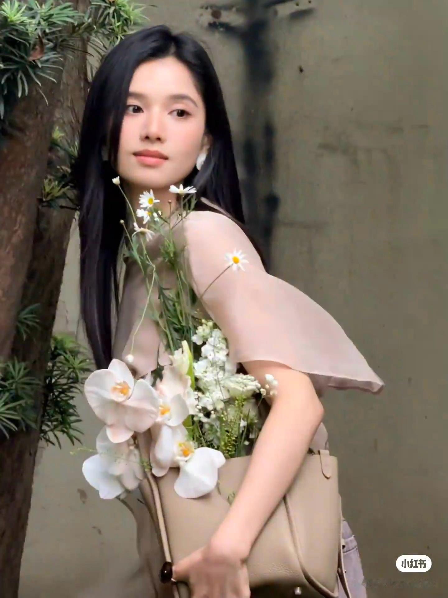 张婧仪张婧仪梦花廷zjy张婧仪缇兰“仍然有开在泥泞里的花，明晃晃的夏天，我喜欢这