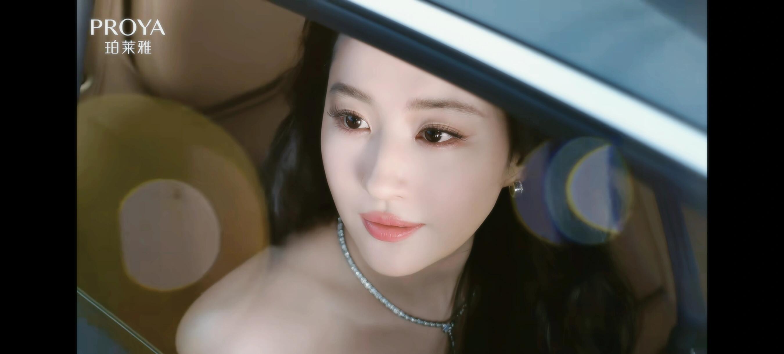 好嘛以为是戴的帽子🎩 