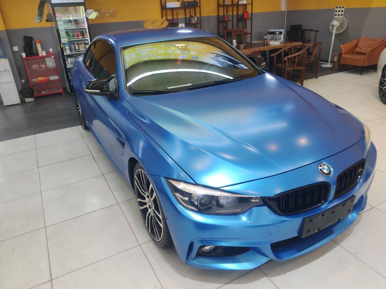 敞篷车的魅力，有谁能拒绝？尤其是青春年少的俊男靓女，没有一点抵抗力。
不过敞篷车