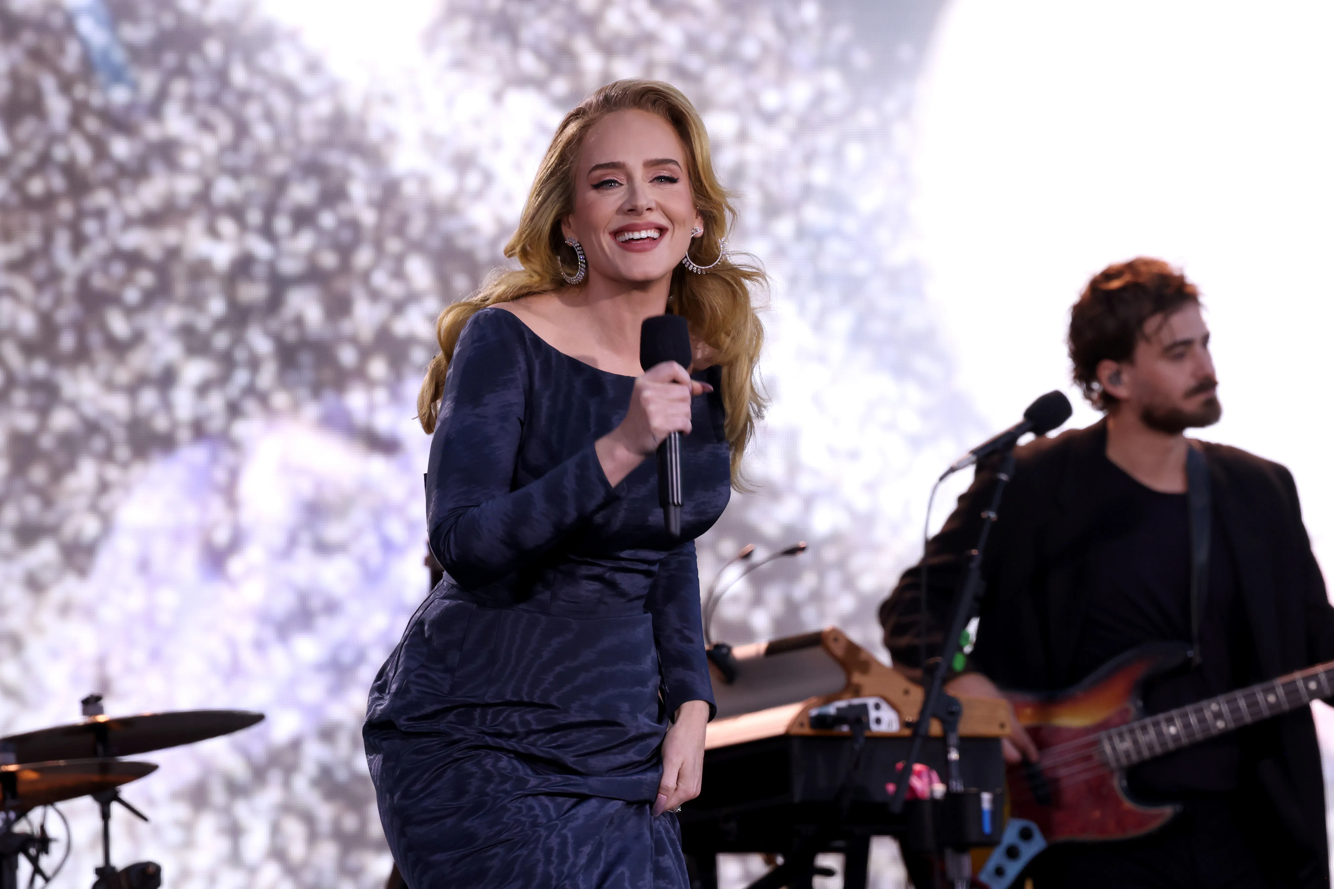 PageSix今天也发文表示获得多个消息人士透露，阿呆Adele是明年超级碗中场