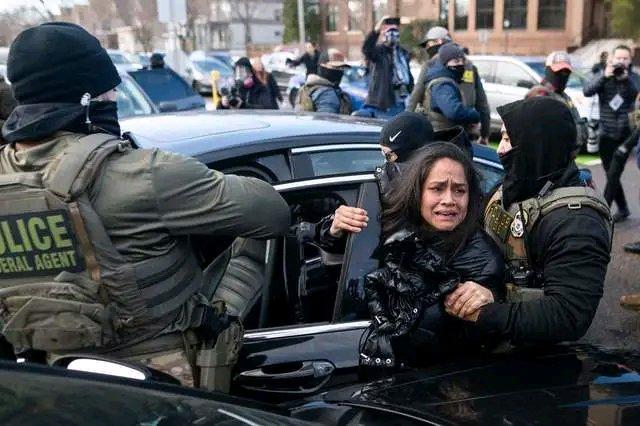 美国ICE特工强捕残疾女子，砸窗拖人形同强盗，引以为傲的人权何在这起美国ICE特