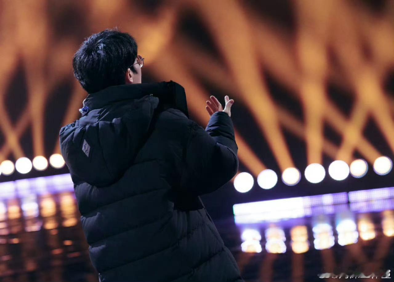 周深手杖湖南卫视春晚 被周深手杖造型狠狠戳中！《爱丽丝卿》舞台上，手杖成点睛之笔