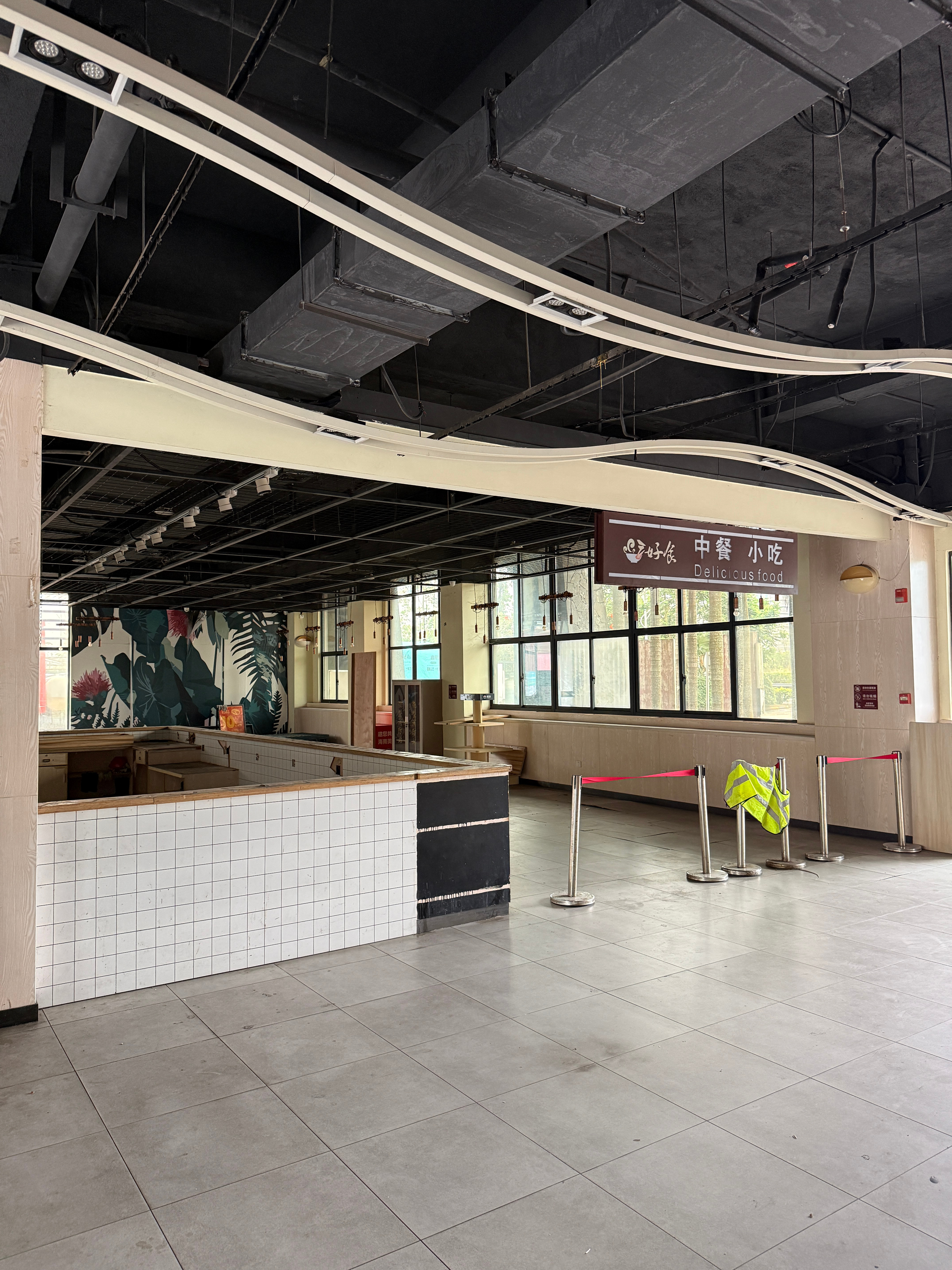 不想说话 这就是我小岛这边的高级旅游服务区～ 空空如也就算了～充电还慢