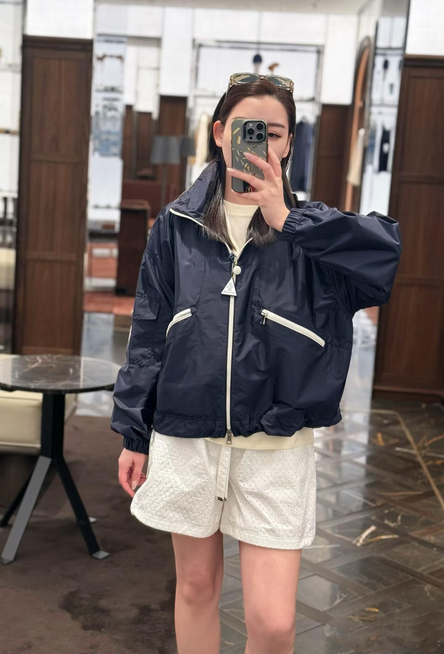 Mon*** 冲锋夹克，尼龙材质，轻薄防风，春夏穿超合适！白色拉链+三角Logo