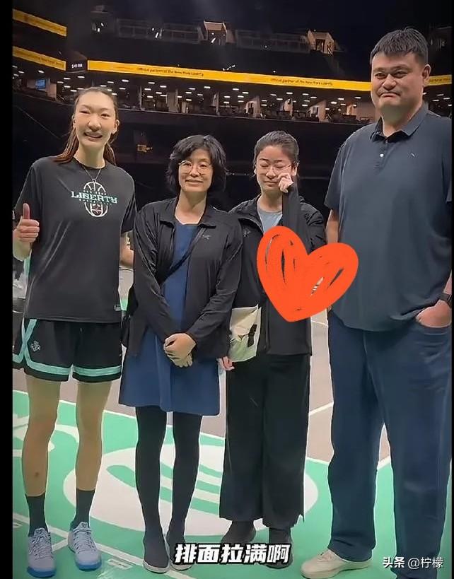 姚明卸任篮协主席后，
转身去了纽约。可别以为他是去看女儿打球的，6月30日那天，