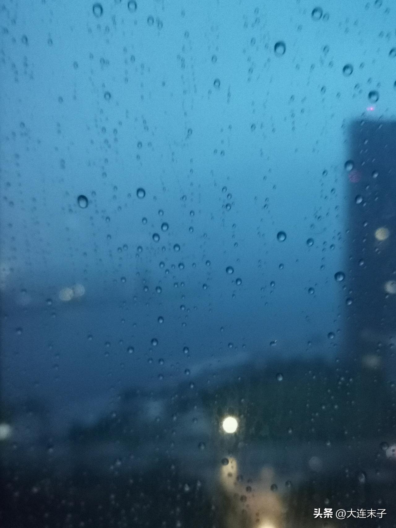 今天早上4点多钟，被急促的雨点敲打玻璃声惊醒~

拉开窗帘一看，外面下的雨很大，