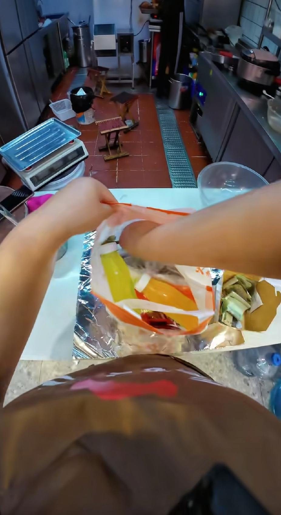快餐店老板娘，正在打包一个客户的点餐，老板娘最后做出的一个举动，瞬间让人看哭了。