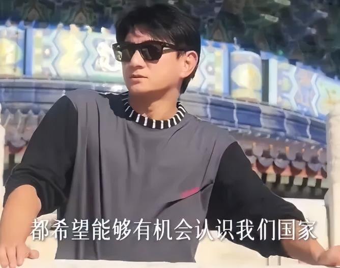 55 岁的人了，放着真金白银不赚，非要举着一面红旗站在天安门广场，结果呢？活动直