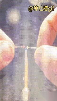 打火机“啪”地一声，一小簇橘色火焰，直接怼上两根透明塑料管的腰部。
塑料刺啦一声