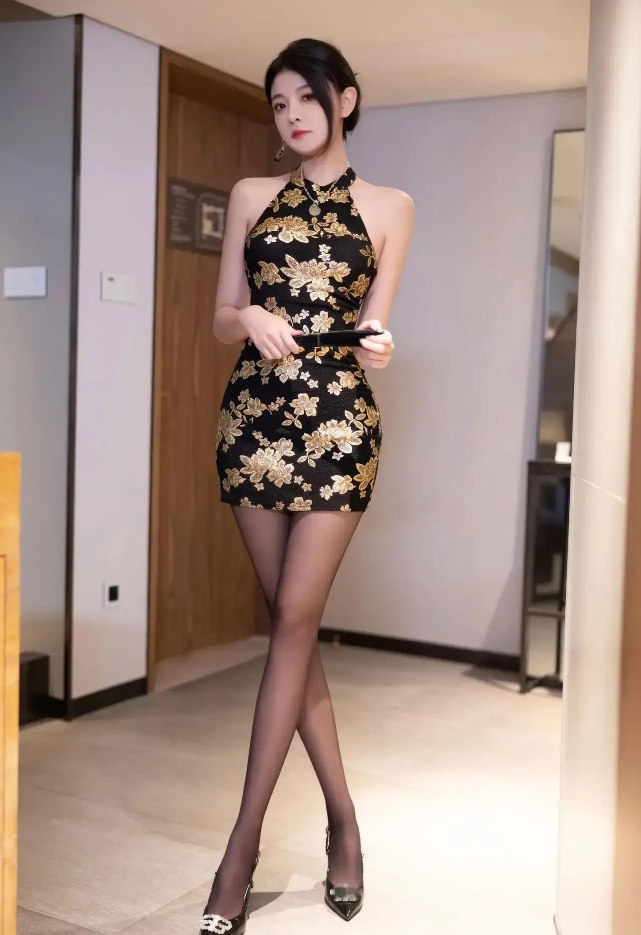 黑金连衣裙是都市女性的绝佳选择。就像我看到的一款，它有着独特的设计，V领和花瓣袖