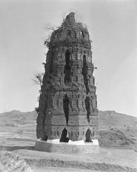 1924年，雷峰塔突然倒塌。人们害怕白蛇出塔，纷纷呼喊：“快跑啊，雷峰塔倒了，白