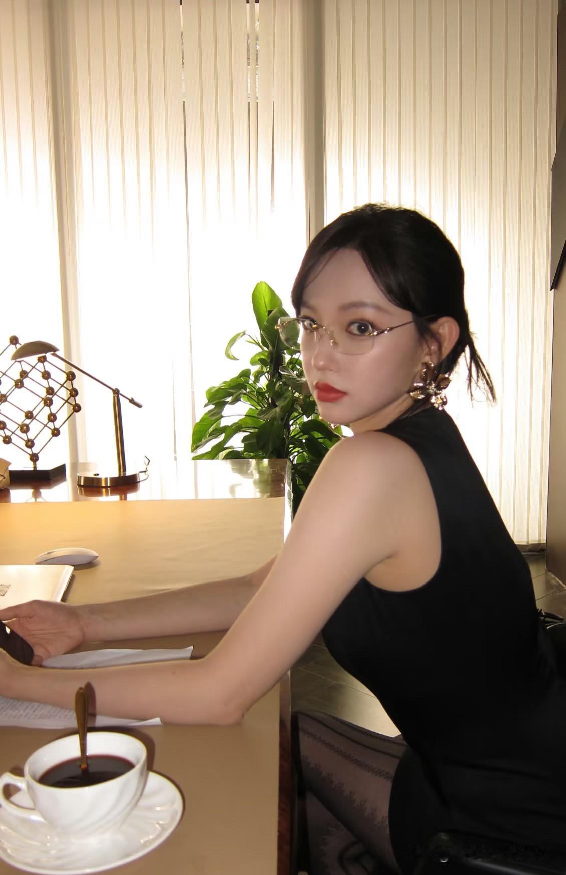 程潇戴上眼镜好有范