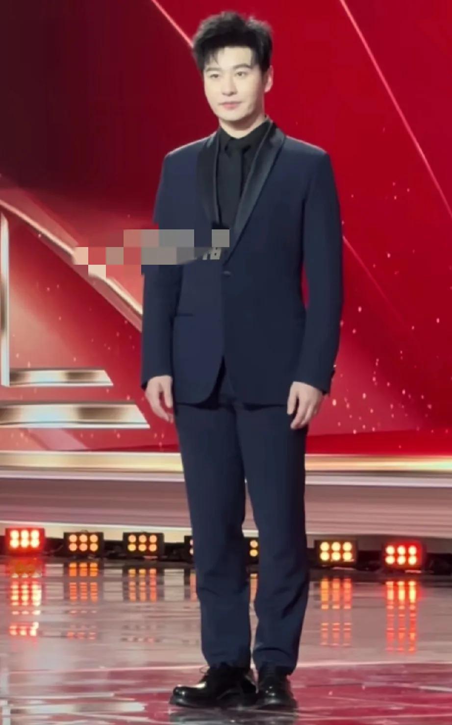 黄晓明本来就帅离开杨颖之后更帅了
真的是脱颖而出呀
虽然个不高，但气质儒雅，性格