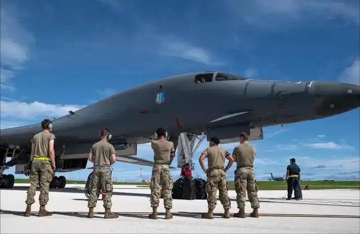 美国这波真是把“嘴炮翻车”玩到了极致，前一秒还在白宫放狠话，后一秒就被按在地上摩