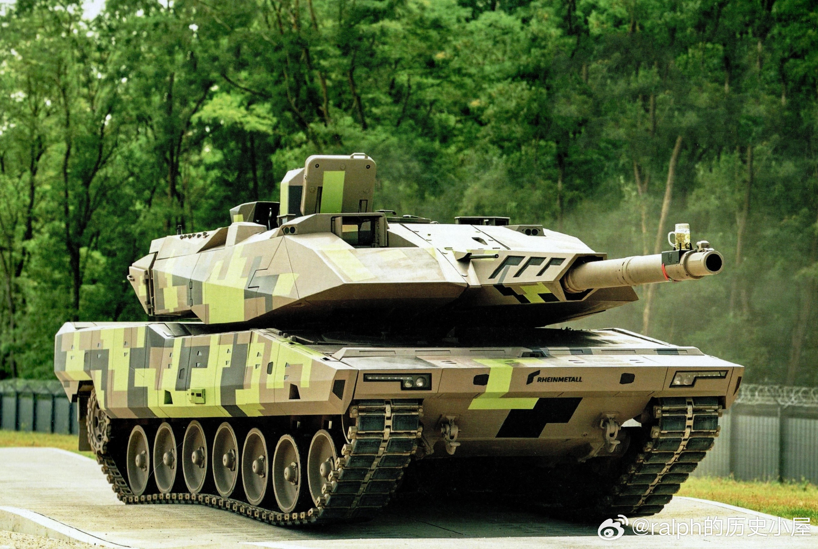 德国KF-51主战坦克表演炮口放啤酒杯杂技。端酒杯主要考验两大系统，坦克悬挂系统